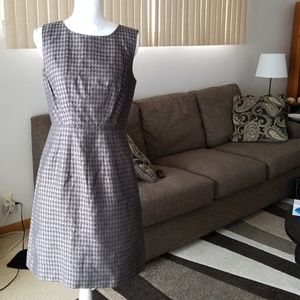Like new houndstooth print dress with pockets!